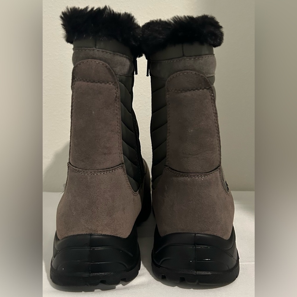 NWB Easy Works by Easy Street Frazer Boot. Size 9. Grey. Waterproof. - Picture 8 of 10